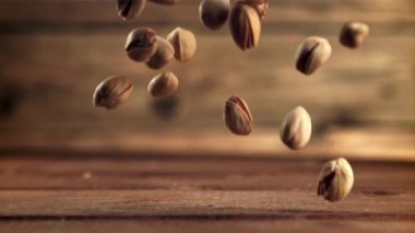 Fıstıklar masaya düşer. Film yavaş çekimde 1000 fp..