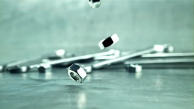 Fındık cıvataları masaya düşer. Saniyede 1000 kare yavaş çekimde çekiliyor..