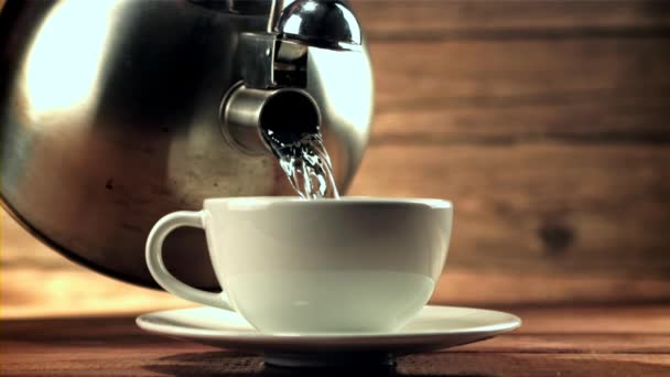 Hacer café aromático en casa. Filmado en cámara lenta 1000 fps. — Vídeo de stock