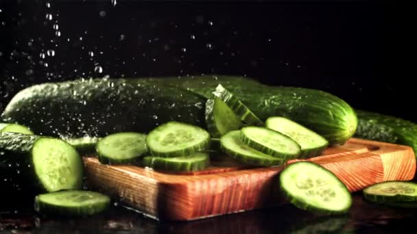 Gotas de água caem sobre o pepino fatiado. Filmado é câmera lenta 1000 fps. — Vídeo de Stock