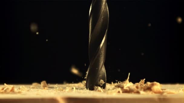 Il trapano trapana legno con segatura. Girato è al rallentatore 1000 fps. — Video Stock