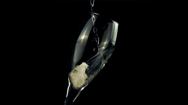 Šampaňské se nalije do sklenice. Snímek je zpomalen o 1000 snímků za sekundu. — Stock video