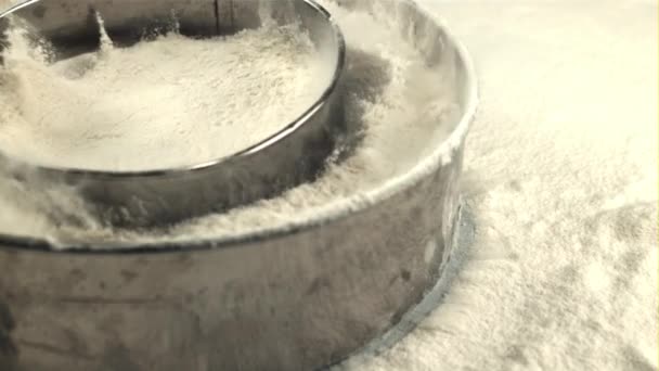 Gerakan super lambat saringan dengan tepung jatuh di atas meja. Difilmkan pada kamera berkecepatan tinggi di 1000 fps. — Stok Video