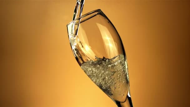 Un flusso di champagne si riversa nel bicchiere. Girato è al rallentatore 1000 fps. — Video Stock