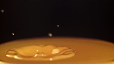 Bir damla meyve suyu spreyin içine düşer. Saniyede 1000 kare yavaş çekimde çekiliyor..