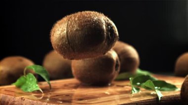 Kivi düşer ve ikiye ayrılırmış. Saniyede 1000 kare yavaş çekimde çekiliyor..