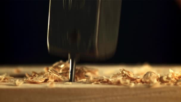 Con un chiodo a martello viene inchiodato all'albero. Girato è al rallentatore 1000 fps. — Video Stock