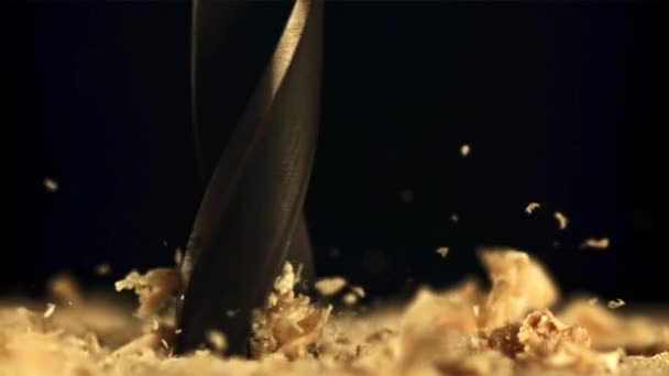 Vrtačka vrtá dřevo pilinami. Film je zpomalený 1000 fps. — Stock video