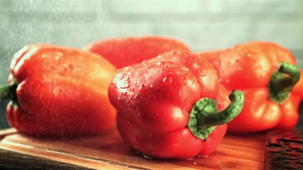 Drops of water fall on the sweet pepper. Filmed is slow motion 1000 fps. — Stockvideo