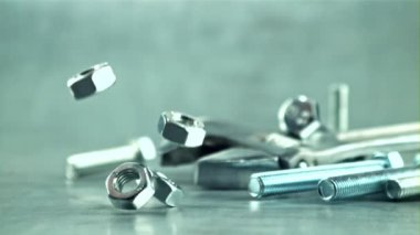 Masaya bir sürü kaçık düşüyor. Film yavaş çekimde 1000 fp..