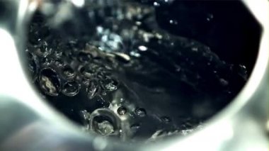 Sıcak su ve hava kabarcıkları bardağa doluyor. Çekim yavaş çekimde saniyede 1000 karedir..