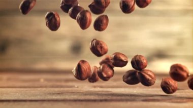 Fındıklar masaya düşer. Saniyede 1000 kare yavaş çekimde çekiliyor..