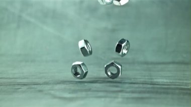 Masaya bir sürü kaçık düşüyor. Film yavaş çekimde 1000 fp..