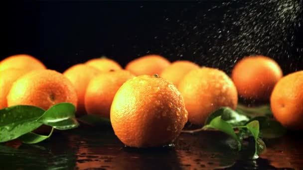 Gocce d'acqua cadono su mandarini maturi. Girato è al rallentatore 1000 fotogrammi al secondo. — Video Stock