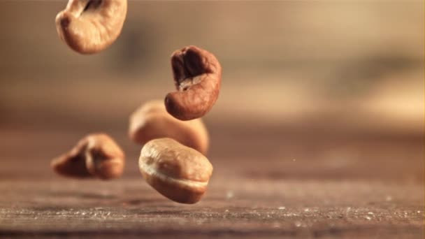 Los anacardos caen sobre la mesa. Filmado en cámara lenta 1000 fps. — Vídeos de Stock