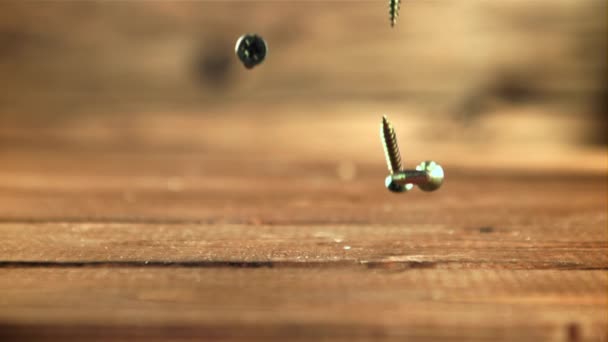 Саморізи падають на стіл. Знімається повільний рух 1000 кадрів в секунду . — стокове відео