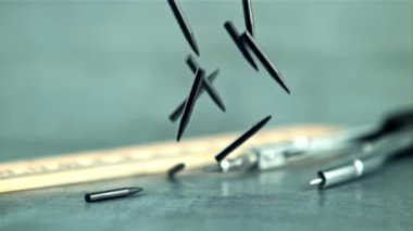 Pusula tahtası masaya düşüyor. Saniyede 1000 kare yavaş çekimde çekiliyor..