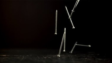 Çiviler masaya düşer. Film yavaş çekimde 1000 fp..