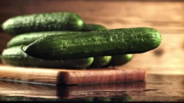 Taze bir salatalık masaya su damlatarak düşer. Saniyede 1000 kare yavaş çekimde çekiliyor..