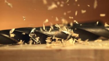 Talaş masanın üzerine düşer. Film yavaş çekimde 1000 fp..