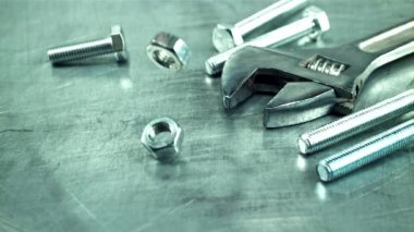 Masaya bir sürü kaçık düşüyor. Film yavaş çekimde 1000 fp..