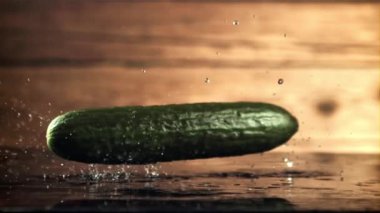 Taze salatalıklar masaya su damlatarak düşer. Saniyede 1000 kare yavaş çekimde çekiliyor..