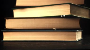 İngiliz alfabesinin metal harfleri masaya düşer. Saniyede 1000 kare yavaş çekimde çekiliyor..