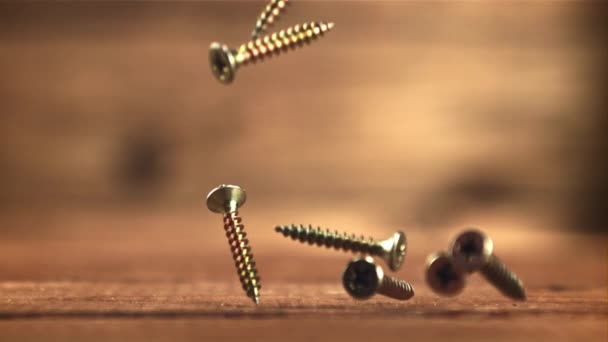 Selbstschneidende Schrauben fallen auf den Tisch. Gefilmt wird Zeitlupe 1000 fps. — Stockvideo