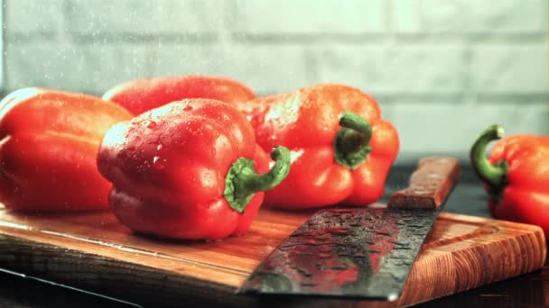 Water falls on the sweet pepper with a knife. Filmed is slow motion 1000 fps. — Stockvideo