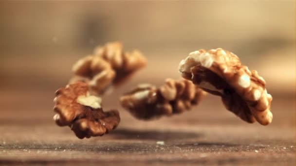 Geschilde walnoten vallen op tafel. Gefilmd is slow motion 1000 fps. — Stockvideo