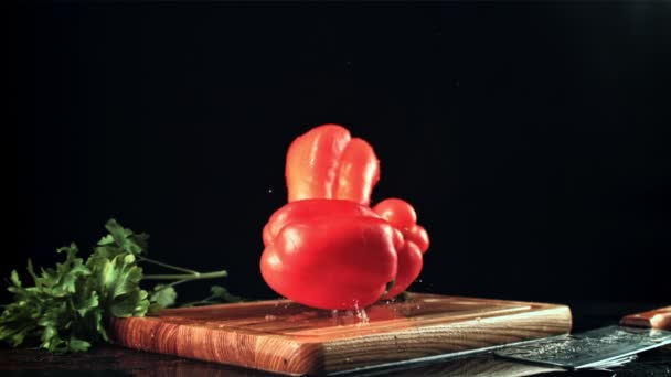 Ripe sweet peppers fall on a wooden cutting board. Filmed is slow motion 1000 fps. — Stock Video