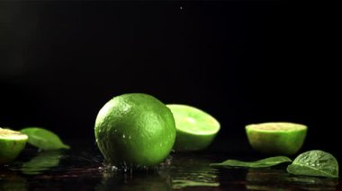 Limon masaya düşer. Film yavaş çekimde 1000 fp..