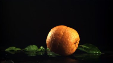 Taze bir portakal masaya düşer ve ikiye ayrılır. Film yavaş çekimde 1000 fp..