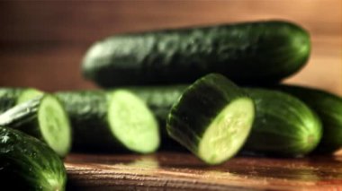 Bir parça salatalık masaya düşer ve döner. Saniyede 1000 kare yavaş çekimde çekiliyor..