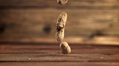 Kabuklu fıstıklar masaya düşer. Film yavaş çekimde 1000 fp..