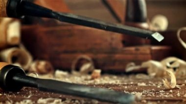 Keskiler talaş masasına düşer. Saniyede 1000 kare yavaş çekimde çekiliyor..