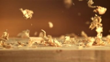 Talaş masanın üzerine düşer. Film yavaş çekimde 1000 fp..