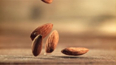 Bademler masaya düşer. Film yavaş çekimde 1000 fp..