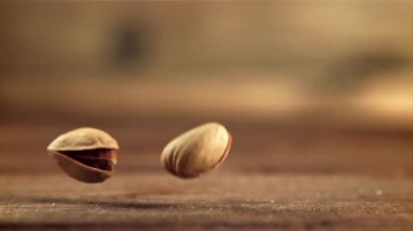 Fıstıklar masaya düşer. Film yavaş çekimde 1000 fp..