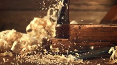 Ahşap talaşı masaya düşer. Film yavaş çekimde 1000 fp..
