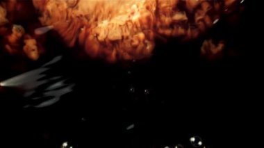 Süt sade kahveye dökülür. Makro arka plan. Saniyede 1000 kare yavaş çekimde çekiliyor..