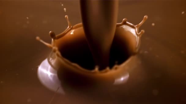 Hot chocolate flows. Filmed is slow motion 1000 frames per second. — Vídeo de Stock