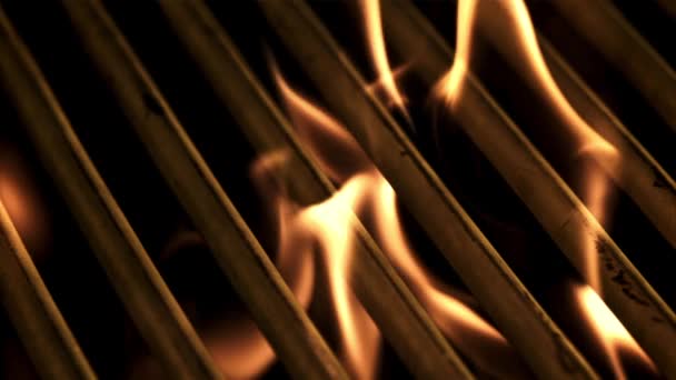 A bright fire through the grill. Filmed is slow motion 1000 frames per second. — Vídeo de Stock