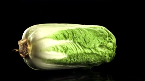 A fork of Beijing cabbage falls on the table.Filmed is slow motion 1000 fps. — Stockvideo