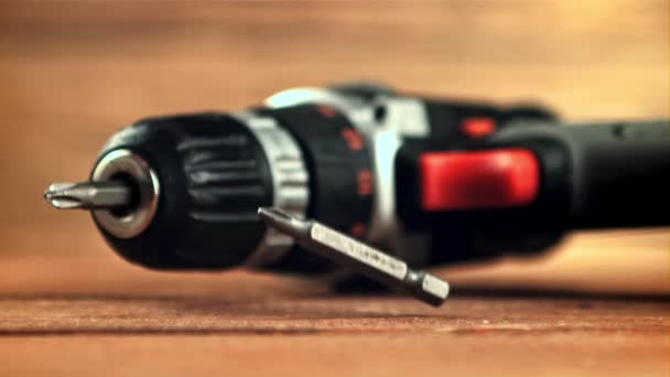 The bat from the screwdriver falls on the table. Filmed is slow motion 1000 frames per second. — Vídeo de Stock