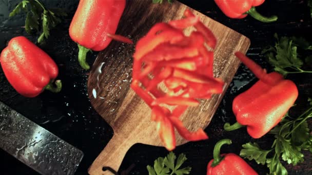Chopped sweet peppers fall on a cutting board.Filmed is slow motion 1000 fps. — Stockvideo