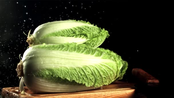 Drops of water fall on Beijing cabbage. Filmed is slow motion 1000 fps. — Wideo stockowe