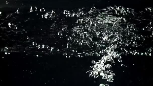 Las burbujas de aire bajo el agua suben hacia arriba. Filmado en cámara lenta 1000 fps. — Vídeo de stock