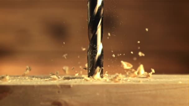 Drewno jest wiercone wiertłem z trocinami. Nagrywane jest w zwolnionym tempie 1000 fps. — Wideo stockowe