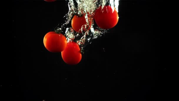 Fresh tomatoes fall under the water with air bubbles. Filmed is slow motion 1000 frames per second. — Vídeo de Stock